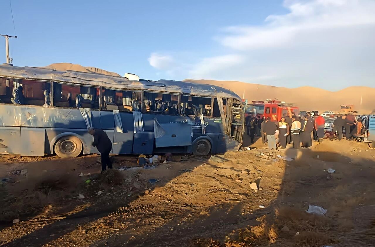 تصادف مینی‌بوس دانش‌آموز‌ان در آبادان / 10 نفر مصدو‌م شدند