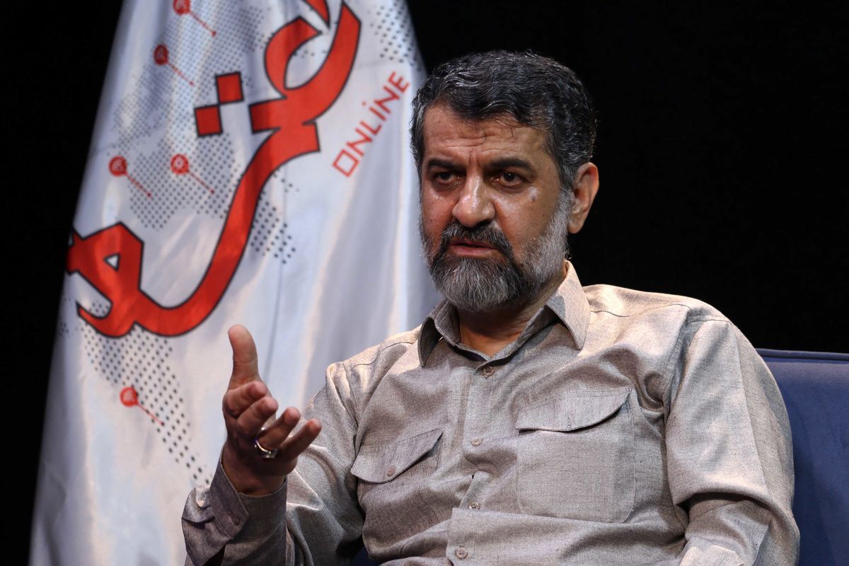 عکسی از حضور مدیرمسئول سابق کیهان بر مزار مهسا امینی