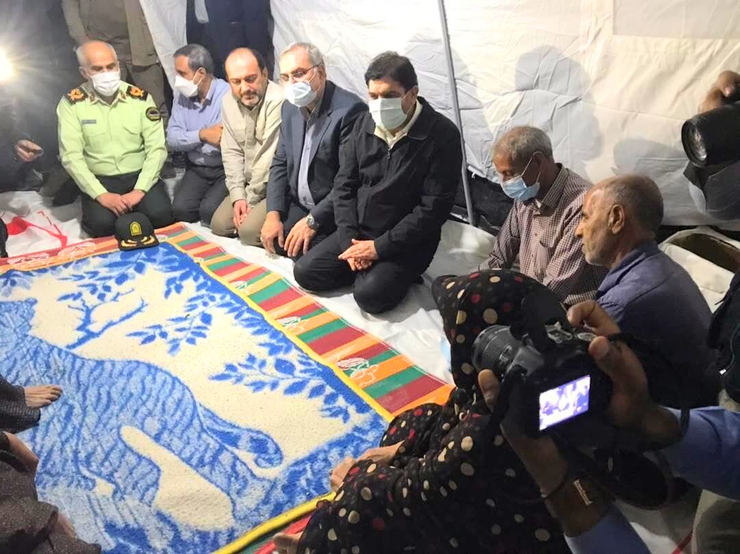 عکسی از بازدید شبانه مخبر از مناطق زلزله‌زده