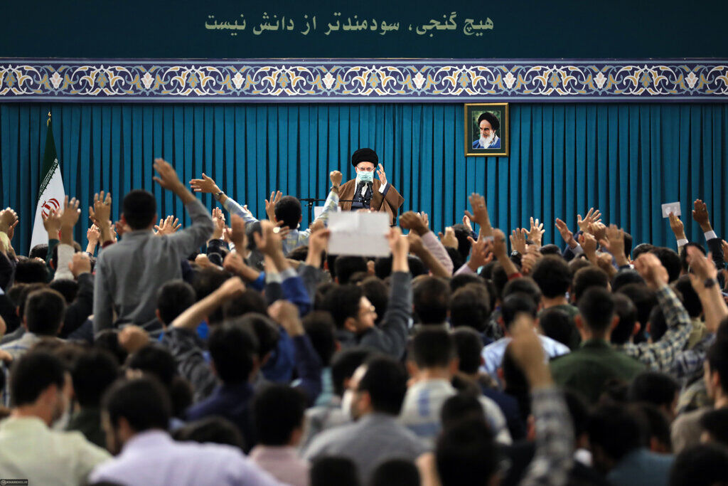 انتقادات یک دانشجو در محضر رهبری: چرا مسئولین در پیام رسان‌هایی فعالند که برای مردم فیلتر است