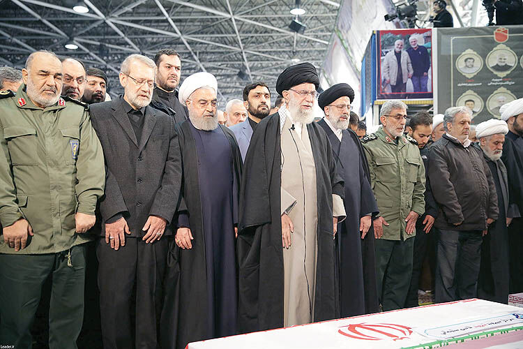  اشک رهبری در اقامه نماز بر پیکر شهدای مقاومت