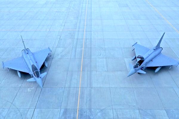 فرود 2 جنگنده تایفون در پایگاه هوایی کویت