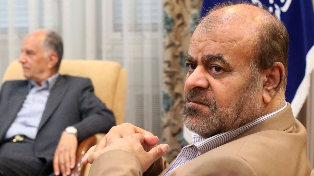 جعل لوگوی رسانه‌ها در نشست خبری رستم قاسمی+ عکس