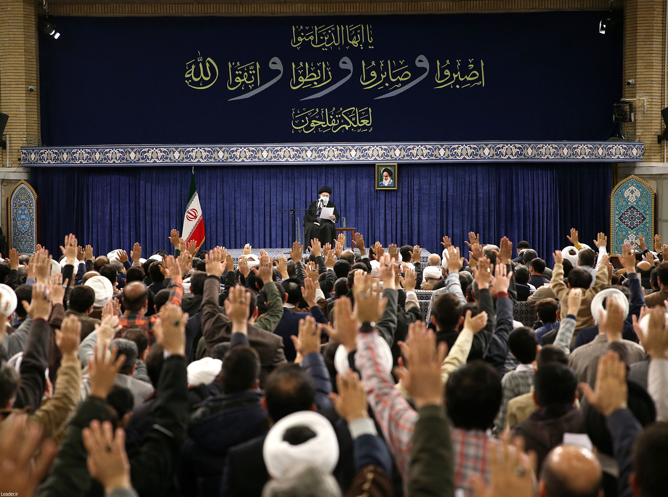 رهبر انقلاب: راه علاج وسوسه تبلیغاتیِ اثرگذار بر ذهن جوان و نوجوان باتوم نیست بلکه تبیین است
