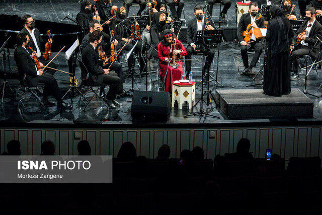 حضور تنها زن رهبر ارکستر ایران روی صحنه تالار وحدت+عکس