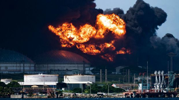 آتش سوزی انبار نفت در اثر صاعقه+ عکس 