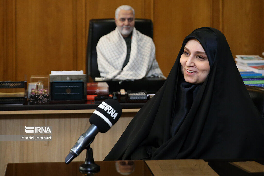 عکسی از ماکت سردار سلیمانی پشت میز کار دخترش