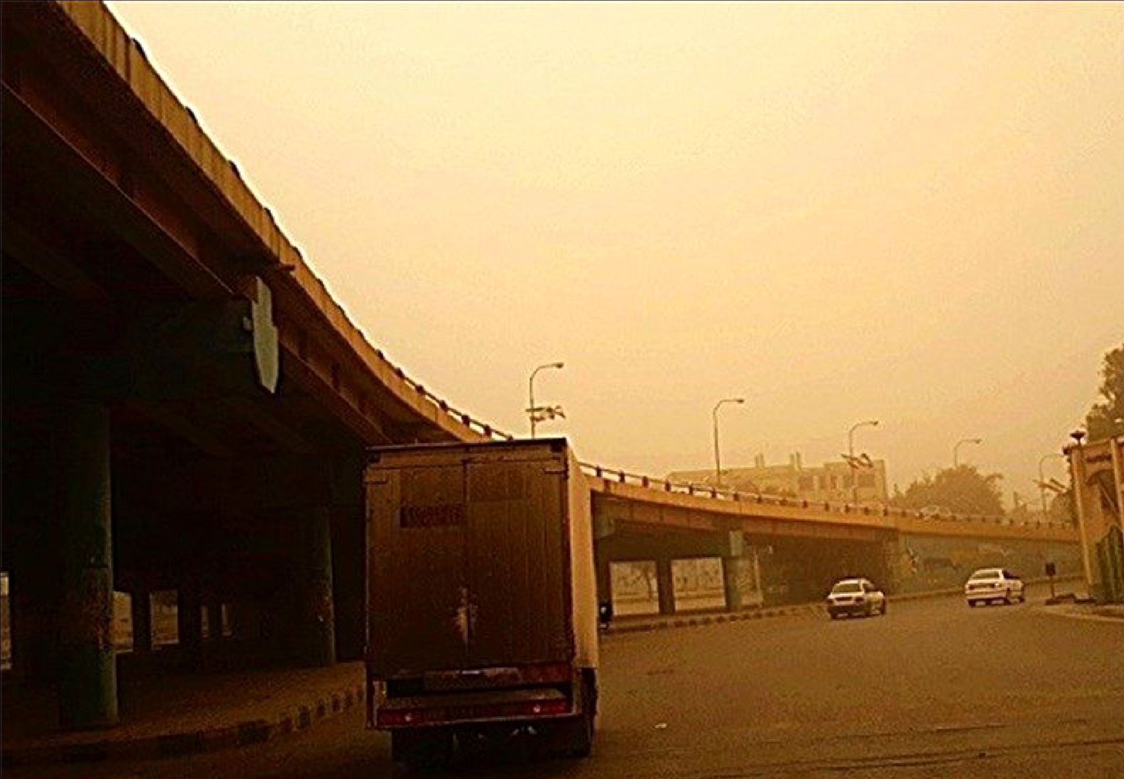باران و گرد و خاک جاده های این استان را فرا گرفت