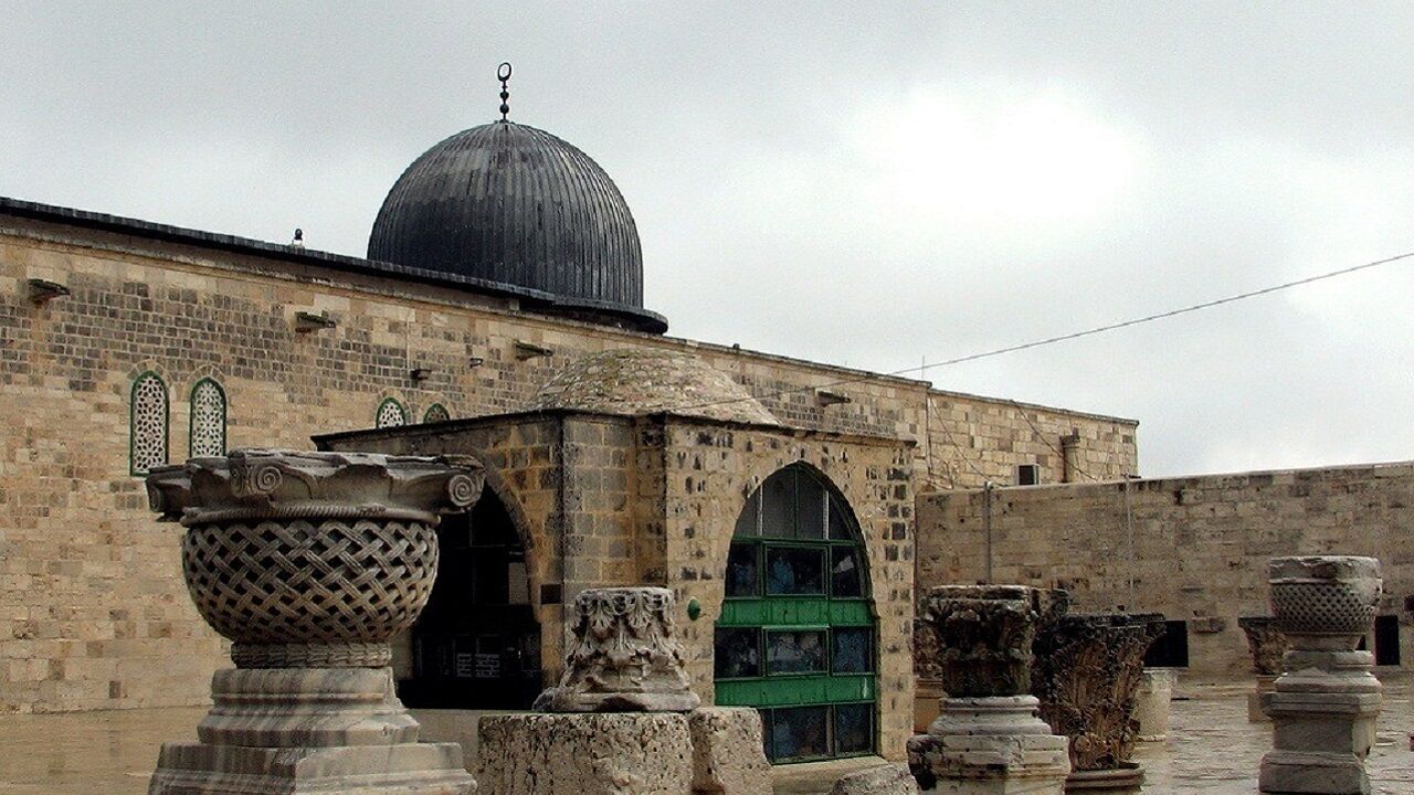 اقامه نماز صبح جمعه در مسجدالاقصی +فیلم