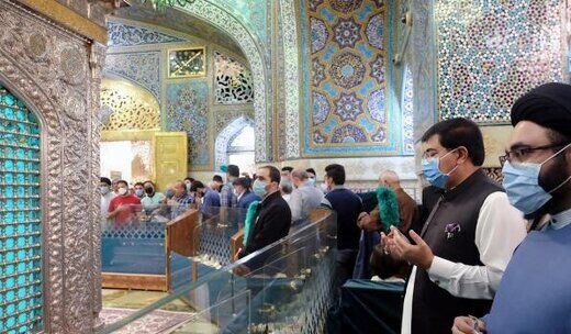 مشرف شدن رئیس مجلس سنای پاکستان به حرم مطهر رضوی+عکس