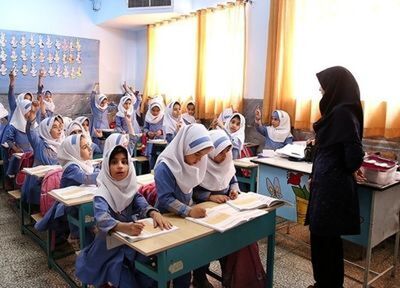 ساعت کار این گروه از معلمان کم شد
