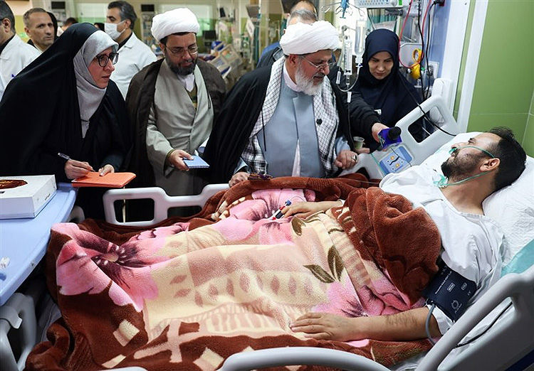 عیادت نمایندگان رهبر انقلاب از جانبازان 