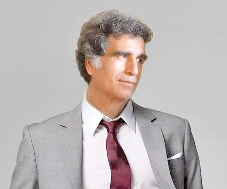 فرو کردن قلم تیز طنز به انگشت