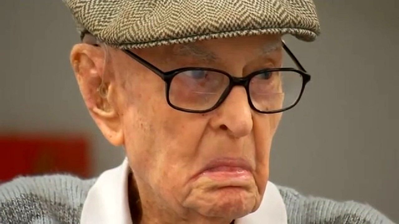 پیرمرد ۱۱۱ ساله راز طول عمر خود را فاش کرد
