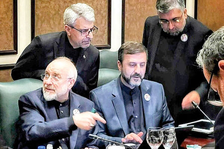 گام معلق دیپلماسی