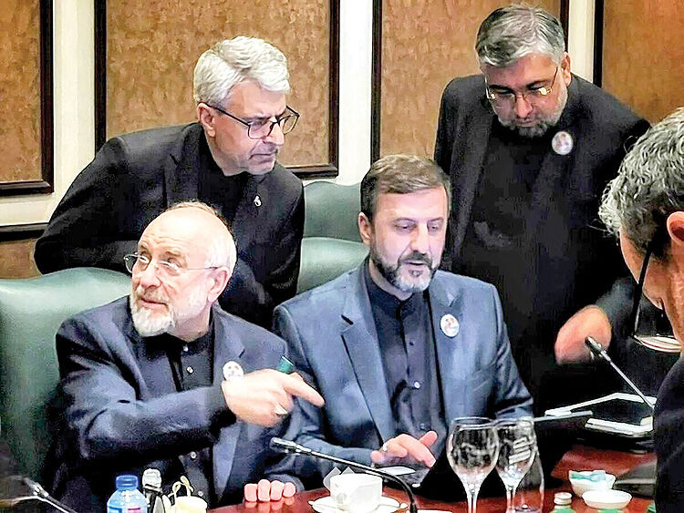 گام معلق دیپلماسی