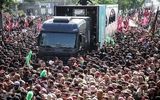حضور عارف و آملی لاریجانی در مراسم تشییع پیکر رهبر شهید انقلاب/ وزیر اقتصاد با مشتی گره کرده در مراسم حاضر شد+ تصاویر