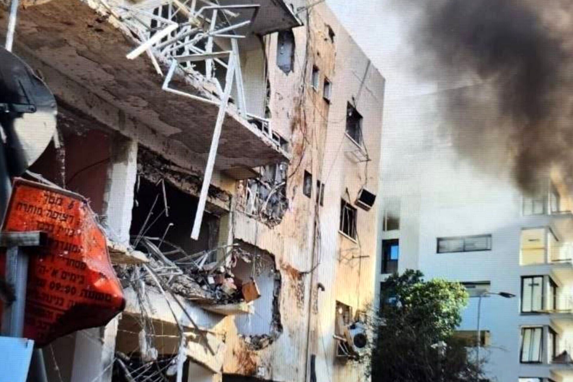 تخریب کامل 3 ساختمان در تل‌آویو بر اثر حمله موشکی