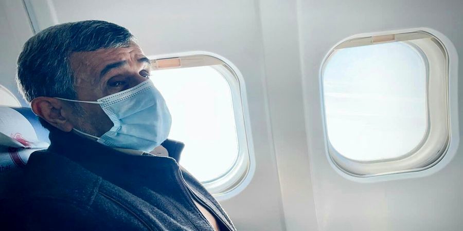 ژست محمود احمدی نژاد در هواپیما/ عکس 