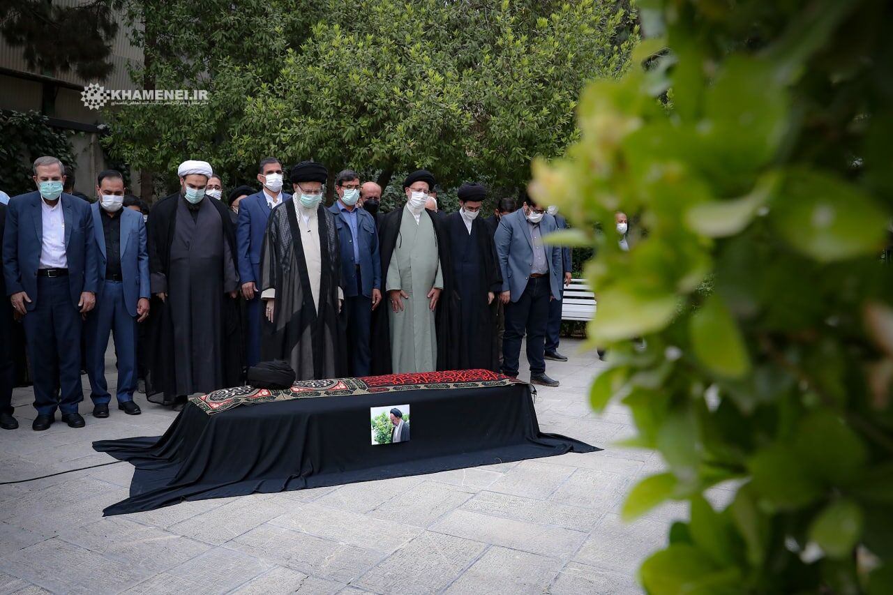 اقامه نماز بر پیکر مرحوم محمود دعایی توسط رهبر انقلاب+عکس