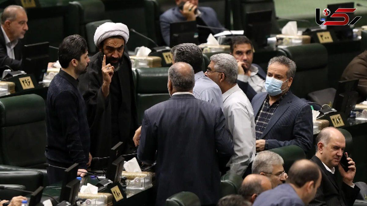حمله تندروها به دولت به دلیل حجاب و پذیرش CFT/ دلیل جناحی کردن مسائل جای نقد مستقیم چیست؟