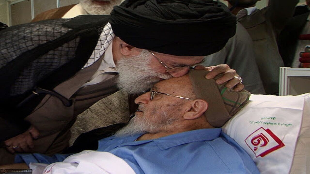 عکسی از بوسه رهبر انقلاب بر پیشانی علامه حسن زاده آملی