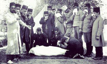 تصویری دیده‌نشده از سرگرمی جالب ولیعهد احمدشاه قاجار+عکس
