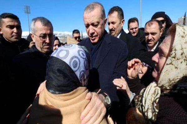 اردوغان به مناطق زلزله زده ترکیه رفت/ احدی بی خانمان نخواهد ماند