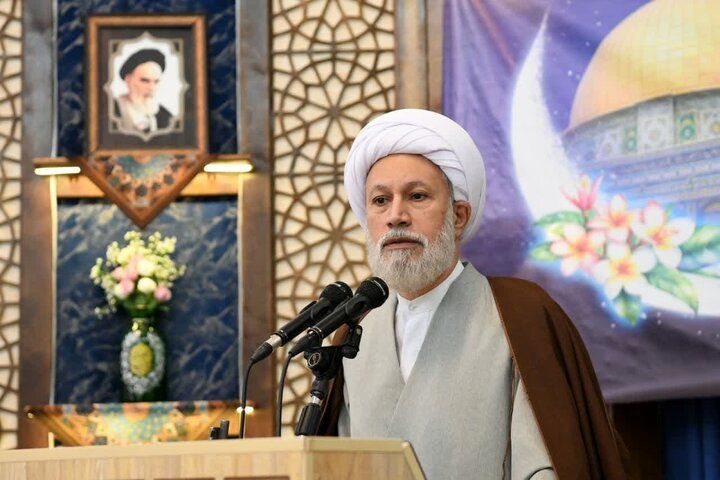 امام جمعه شیراز: مطالبات رهبری از دولت باید پیگیری جدی شود / مسئولان بر حل مشکلات مردم تمرکز کنند نه مسائل حاشیه‌ای