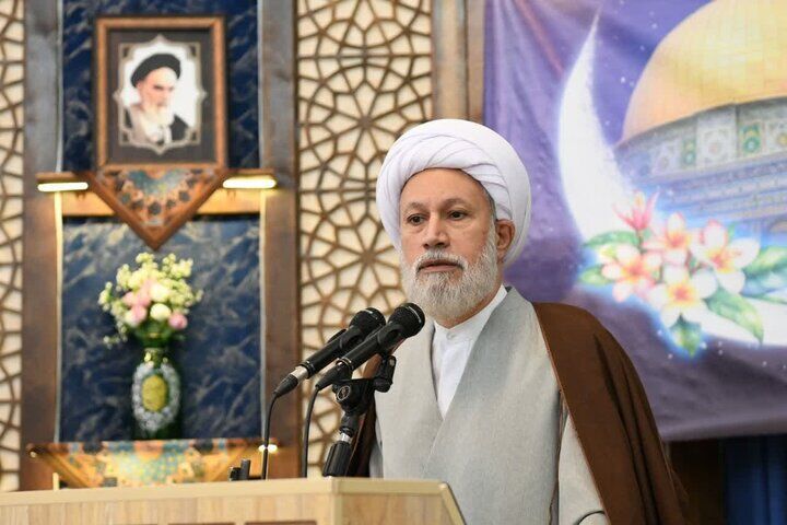 امام جمعه شیراز: مطالبات رهبری از دولت باید پیگیری جدی شود/ مسئولان بر حل مشکلات مردم تمرکز کنند نه مسائل حاشیه‌ای