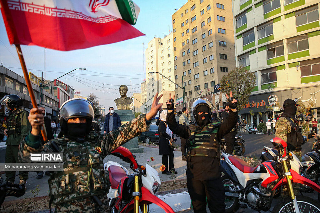 شادی عجیب نیروهای لباس شخصی و یگان ویژه بعد از پیروزی تیم فوتبال ایران