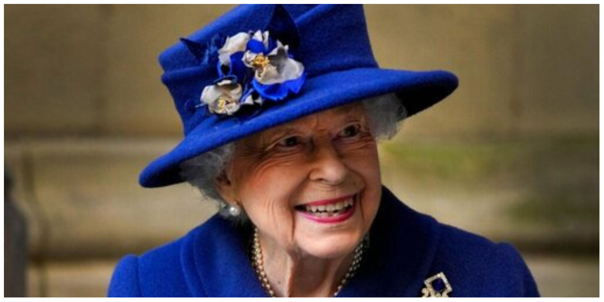 تغییر حالت پرچم های بریتانیا در کاخ باکینگهام در پی فوت ملکه+فیلم