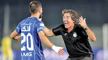 ایستاده در صدر