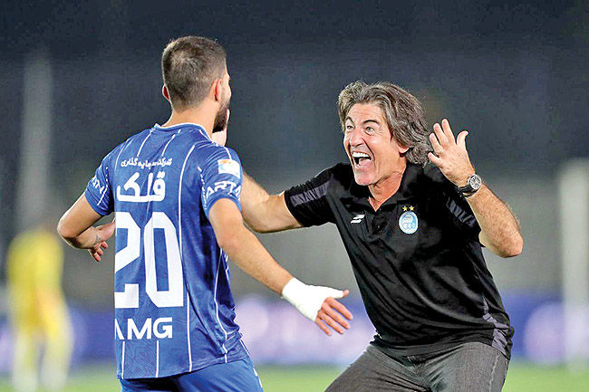 ایستاده در صدر