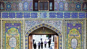 انتقاد روزنامه جمهوری اسلامی از شعار تندروها در حرم امام رضا(ع)/اگر گروهی دیگر در حرم، صدا به شعار بلند می‌کردند، باز هم رفتار مسئولان و متولیان، همین بود؟