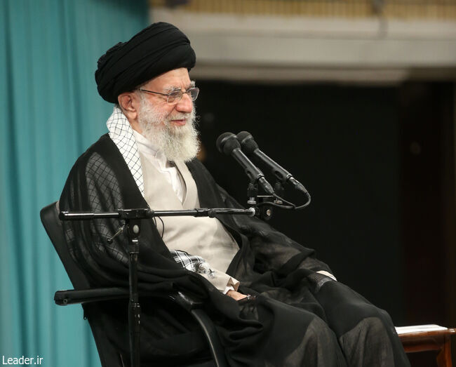 رهبر انقلاب: انتقال سیره‌ عملی شهدا به نسل جوان وظیفه‌ای مهم است