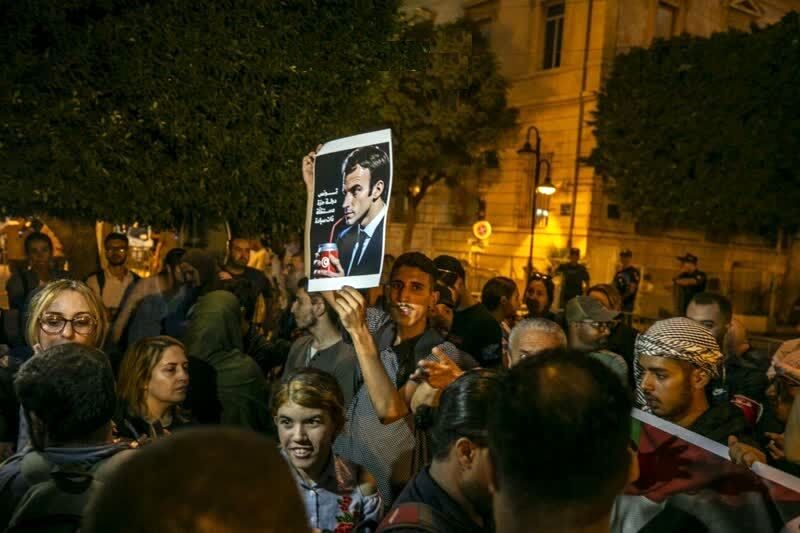 تجمع حامیان فلسطین روبروی سفارت فرانسه در تونس و لبنان/ خشم مردم از مکرون ادامه دارد