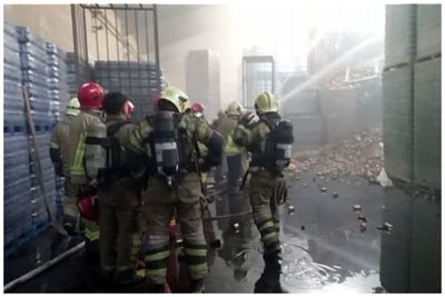 وقوع آتش‌سوزی گسترده در تهران/انبار کارخانه تولید موادغذایی طعمه حریق شد+عکس