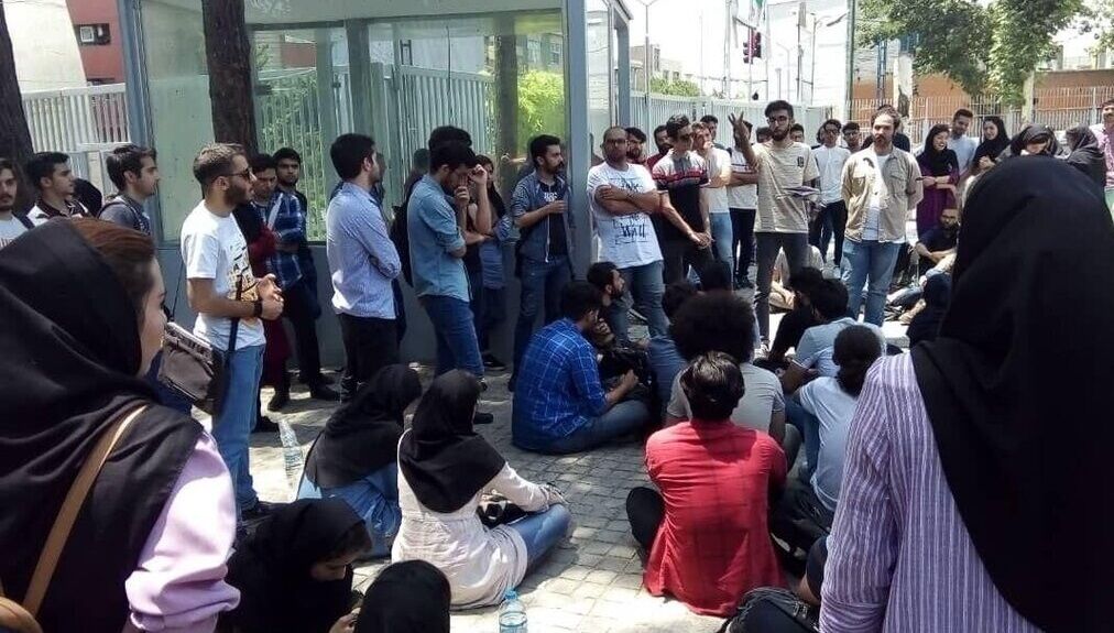 انتقاد جمعی از اساتید دانشگاه علوم پزشکی از تغییرات آیین‌نامه انضباطی دانشجویان