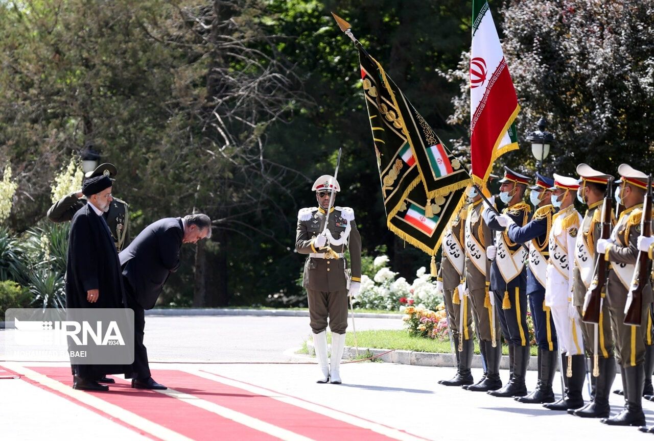 عکسی از ادای احترام رئیس جمهور تاجیکستان به پرچم ایران