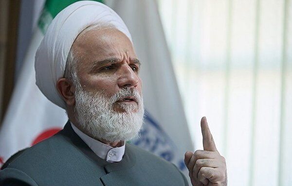 داماد مصباح یزدی: اگر به جای روحانی بودم به خاطر مذاکره با آمریکا از مردم و رهبری عذرخواهی می‌کردم