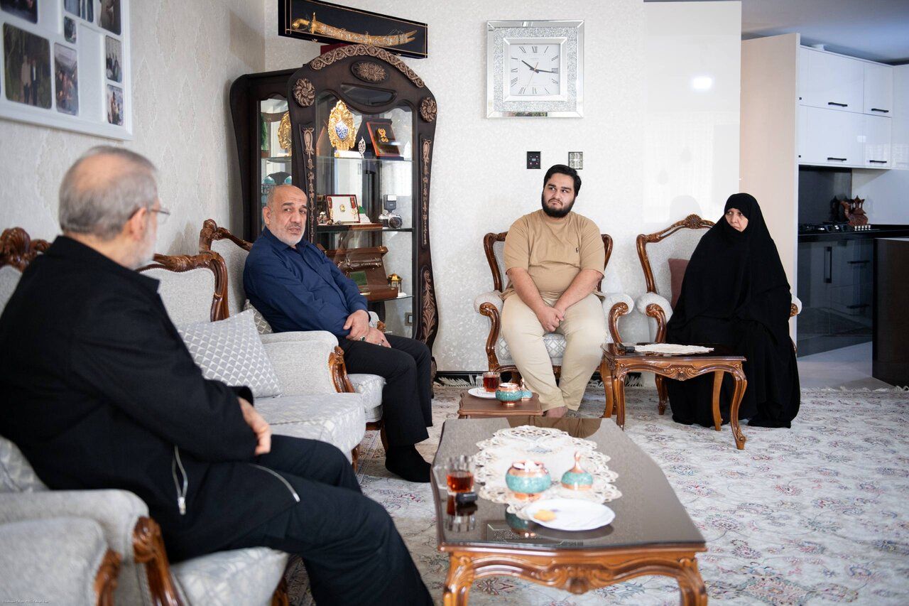 دیدار علی لاریجانی با خانواده شهیدان حاجی‌زاده و محمود باقری/ عکس خاص لاریجانی حین تماشای عکس های سرداران شهید جنگ 12 روزه + تصاویر