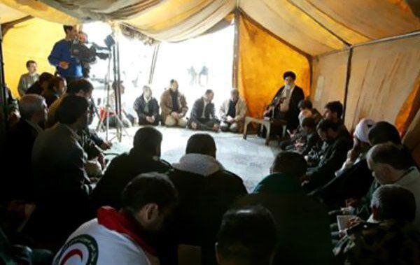 حضور رهبر انقلاب در مناطق زلزله زده بم + تصاویر