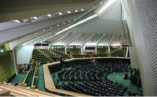 ماسک زدن در مجلس اجباری شد /حضور مقامات اجرایی در پارلمان محدود می‌شود