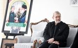 عکس خاص لاریجانی حین تماشای عکس های سرداران شهید جنگ 12 روزه