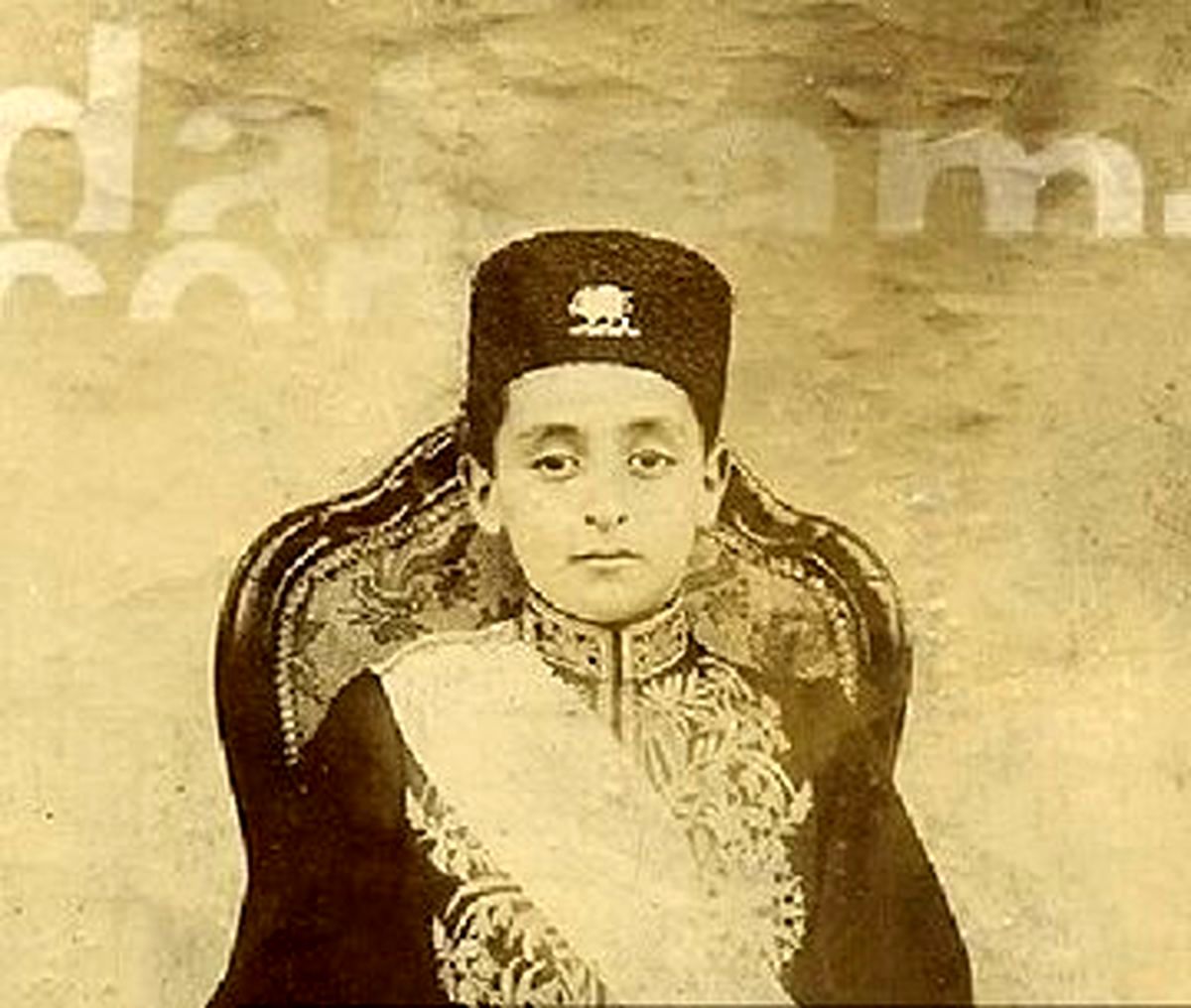 یک عکس زیرخاکی از ناصرالدین شاه در حرمسرا
