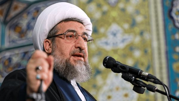 انتقاد امام جمعه تبریز از بی‌حجابی در برگزاری نمایشگاه‌ها / آرامش مردم را به بازی نگیرید، معیشت اقدام فوری نیاز دارد