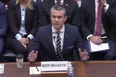 تنش در کنگره آمریکا در اعتراض به تجاوز نظامی علیه ایران/ معترضان سخنان هگست را قطع کردند +فیلم