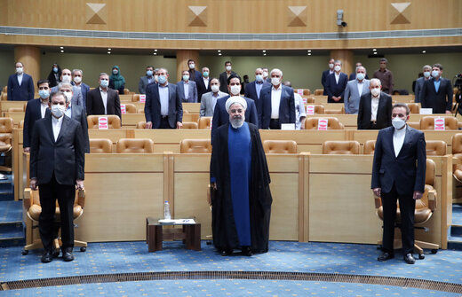 روحانی: با چنگ انداختن و هتاکی کشور به پیشرفت نمی رسد/ هیچ وزیری را بخاطر رفاقت انتخاب نکردم