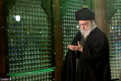 تصاویری از حضور رهبر انقلاب در مرقد امام خمینی(ره) و گلزار شهدا 